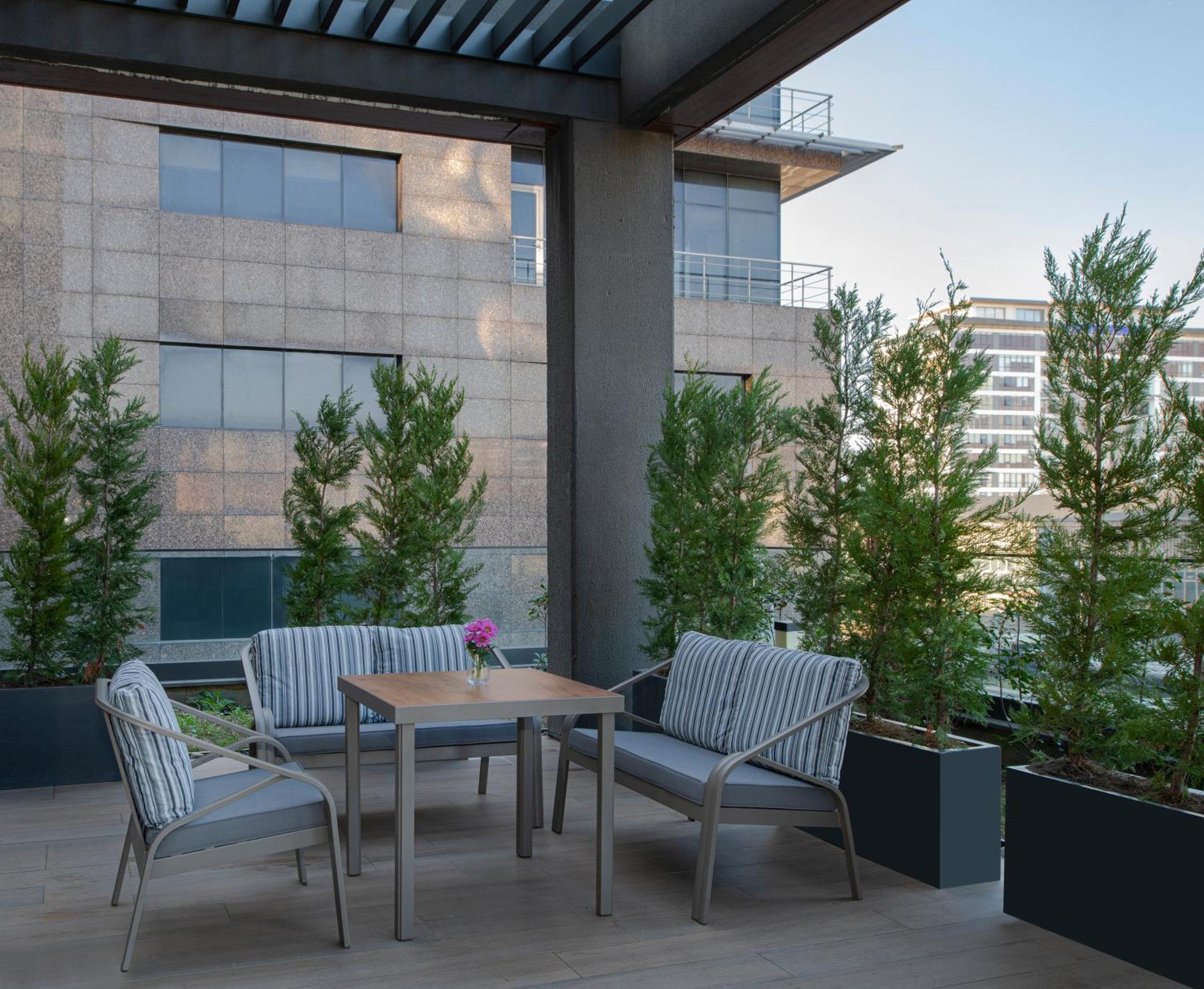 Hotel Movenpick Living Istanbul West Exteriér fotografie A 3D rendering of a patio