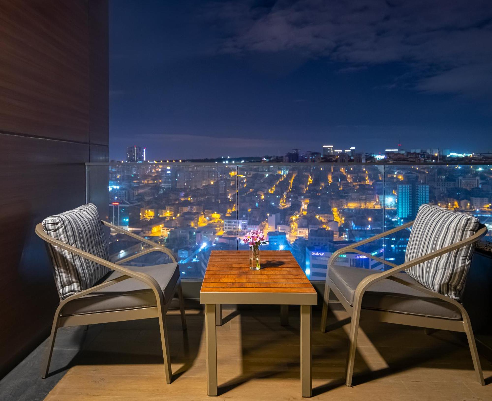 Hotel Movenpick Living Istanbul West Exteriér fotografie View from the balcony of a suite